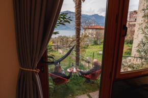 Studio with private garden by GardaDoma